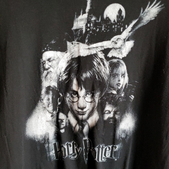 1 Harry Potter graphic tee, Hogwarts, size large - Picture 3 of 5